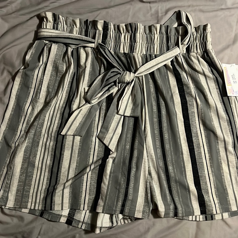 Lularoe Ella shorts.  Size XL